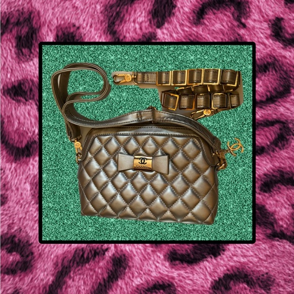 Matte Silver Quilted Crossbody Logo Bag Rare Comes With Xtra Strap Vintage 90’s - Picture 2 of 11